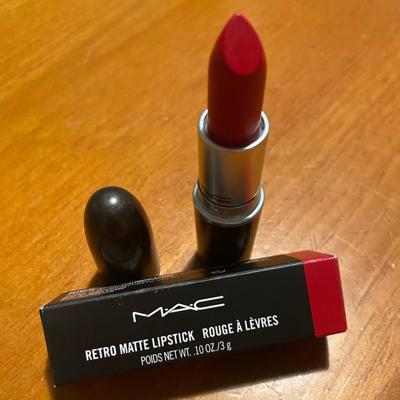 MAC Matte Lipstick Ruby Woo - Picture 4 of 16